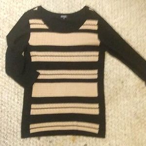 HANNAH, LARGE WOMENS 3/4 LENGTH SLEEVED SWEATER. TAK AND BLACK.